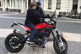 胡斯瓦纳-Nuda900R引领街车新概念视频封面