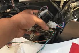 电动车进水洗车淋雨走走停停或有电不走，师傅教你一把电吹风修好