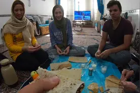 骑行伊朗：小伙借宿热情的伊朗大叔家，早上起来参观一下他的家！视频封面