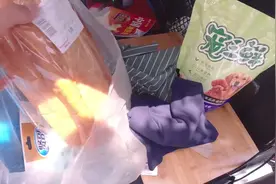 小伙到华润万家买点东西，十元快剪剪个头，回来洗个头太舒服了视频封面