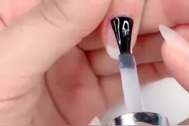 慢动作教你修补破损的指甲，咔咔几下就搞定，学会不求人！视频封面