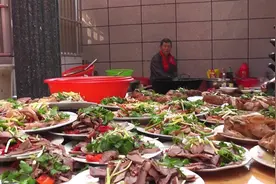 这么丰盛的喜宴现场，新郎新娘竟然在吃泡面，难道是婚礼习俗么？视频封面