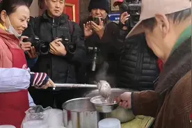 济南芙蓉街关帝庙舍粥，市民早晨6点就排队视频封面