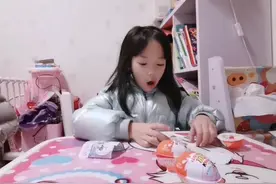 艾桐的玩具世界：爱莎版健达奇趣蛋，一盒有3个健达，一起来玩吧