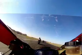 杜卡迪1199 Panigale赛道极限压弯，公升级猛兽动力太强劲视频封面