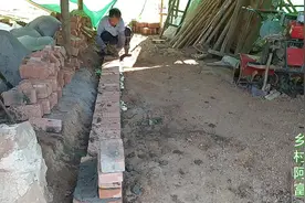 从来没搞过建筑的农民想一个人砌砖房，水泥和沙比例也是估计配比视频封面