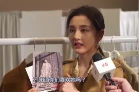 21岁宋祖儿撒欢式发育把卫生纸黏在身上，拍照时裙身使劲向上拉