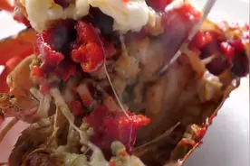 芝士焗龙虾，虾头里都是红色的虾膏，浇上柠檬汁，每一口清香浓郁视频封面