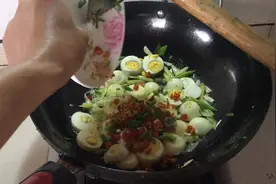 煮熟的鸡蛋再这样炒着吃，出锅香气扑鼻，下饭又解馋视频封面