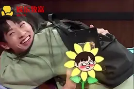 真会撩！杨幂节目现场搂住魏大勋脖子，大喊：老公我想死你了！视频封面