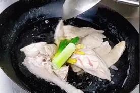 美味可口的香辣猪肺，大厨教您1个妙招，洗出白嫩猪肺爆炒更美味视频封面