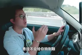 高速路上遇到车牌号33333，没想到挂在这个车上？视频封面
