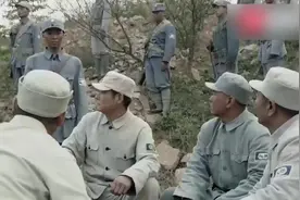 八路军女兵藏在山洞被日军发现，节约子弹直接用石头来砸敌人！视频封面