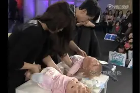 “超级奶爸”吴尊，现场给BABY换尿不湿，手法太熟练了，好爸爸视频封面
