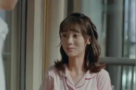 末末晾衣服时发现了掉在地上的内裤，顾未易看到后竟一把夺走了视频封面