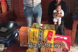 智障妈妈不会带孩子，从来不洗头，宝宝长满了头皮，一身油腻视频封面