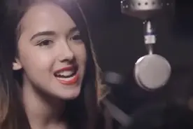 爆红全网的神曲《Despacito》，法国美女翻唱的比原唱还好听！视频封面
