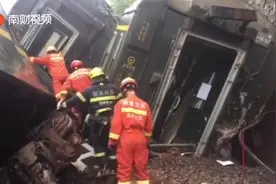 京广线一列客运火车在湖南郴州脱轨 事故造成1人死亡视频封面
