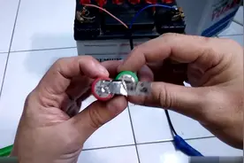 闲置的电瓶不要扔，小伙教你制作一个点焊机，再也不怕电池开焊了视频封面