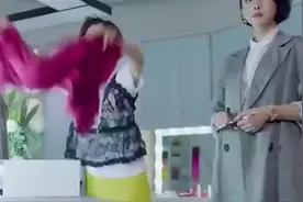 设计师对着模特的衣服一通乱剪，一件完美的内衣诞生了！视频封面