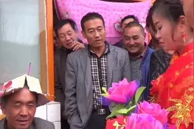 农村婚俗新媳妇给公公敬酒，司仪说了啥？新媳妇竟羞红了脸视频封面