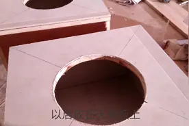 装修豪华家庭影院时，吊顶上全景声喇叭的箱体这样制作，才是对的