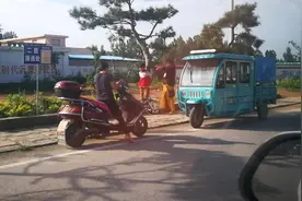 山东一硬核妈妈教育孩子绑校外树上扒裤子捏大腿！视频封面
