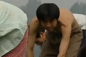 小伙看大白腿看的正起劲，怎料姑娘回头了，干活分心可不好！