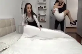 美女喝醉酒，小伙公主抱送她回卧室，谁知她根本就是装醉！视频封面