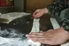 小潘分享油馍头和面做法，记好每个步骤就能炸成空心小油条视频封面