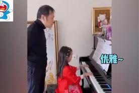 甜馨在家上网课犯困，李小璐用英语亲自讲解，还一起健身做美食视频封面