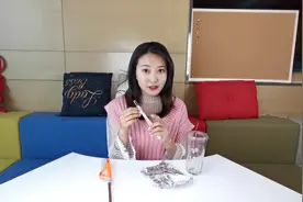 小小牙刷的大妙用，废旧牙刷改造成小刷子，清洁意想不到的死角！视频封面