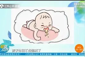 新生儿吐奶如何缓解？专家：喂奶前让娃不哭，喂奶后要抱娃拍嗝！视频封面