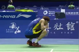 看看林丹是怎样使出蛤蟆功把对手打吐的，太无情了视频封面