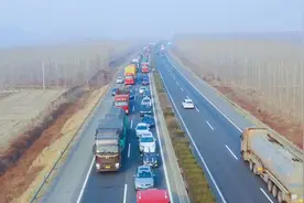 航拍济广高速菏泽方向东平路段大堵车，延绵数公里视频封面
