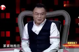 少数民族女孩致谢汉族大叔，大叔要求重转转椅， 满场欢笑和掌声视频封面