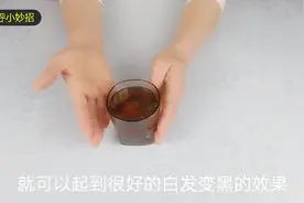 泡茶时加入一粒枸杞，每天来一杯，头发乌黑发亮