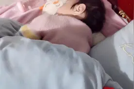12个月宝宝睡觉，经常把爸妈挤床边，母老虎忍不了，敢在挤我揍你视频封面