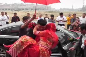 山东农村一小伙结婚，新娘下车了，好热闹，进家习俗第一次见视频封面