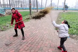 大年初三，走不了亲戚，母女俩在家门口打起来了。视频封面