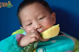 凤梨的2种新切法，像吃冰棒一样过瘾！视频封面