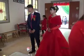 1米7的姑娘只有80斤，但是嫁了个老板，好细的腰，真让人羡慕视频封面