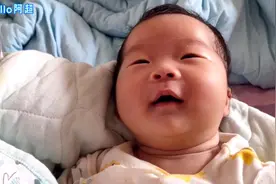 婴儿躺在妈妈怀里睡觉，不知道做的什么美梦，宝宝自己都笑醒了！视频封面