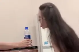 性感美女主播，酒后表演舌头舔矿泉水瓶，为了出名也是拼了啊！视频封面