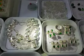 “糯冰种”翡翠，究竟是冰还是糯？这样对比自然显而易见！视频封面