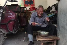 80岁农村单身海爷做晚饭，就煮一碗豆子吃，还要喝二两白酒视频封面