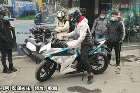 春风250SR开箱后摩友集体试驾记录，白色标配视频封面