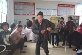 身份证需要打指纹了，你知道吗？湖南小山村今天聚集了好多人视频封面