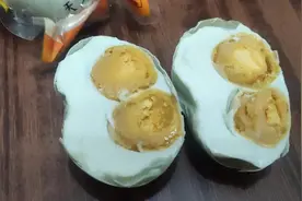 10元8个咸鸭蛋，切开第一个就是双黄的，寓意挺好但这种蛋能吃吗视频封面