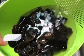 女子食用隔夜木耳中毒死亡，专家：黑木耳浸泡不可超过4小时视频封面